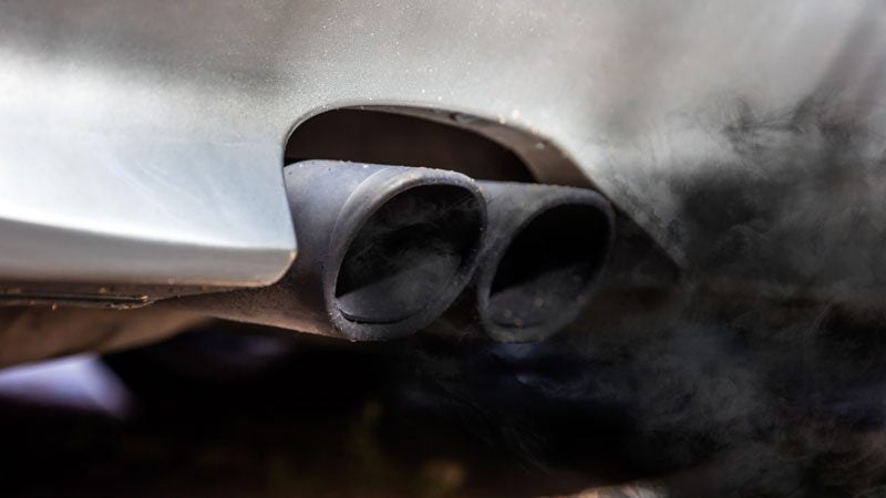 Schwarzer Rauch aus dem Auspuff
