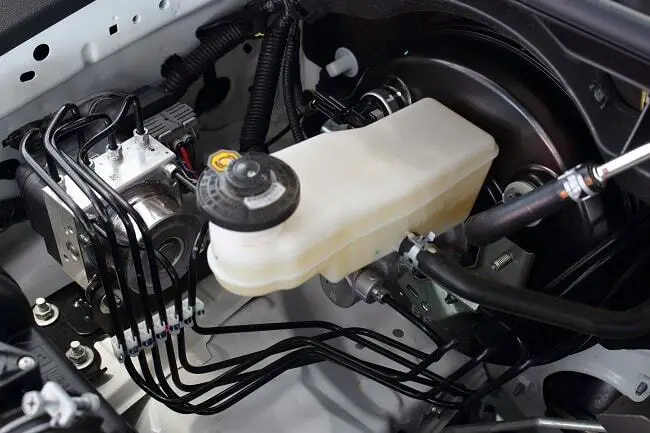 Comment purger les freins d'un véhicule sans ABS