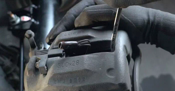 Хотите узнать, как заменить рычаг подвески Mercedes-Benz C-Класса? Это бесплатное руководство для мастерской поможет вам сделать это самостоятельно