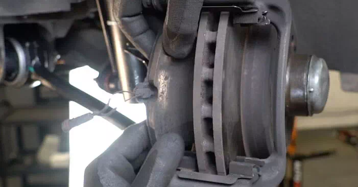 Замена рычага подвески Mercedes-Benz C-Класс C 200 1.8 Компрессор (203.042): онлайн-руководство и видеоурок