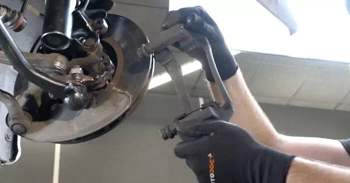 Comment changer le bras de suspension sur une MERCEDES-BENZ Classe C Berline (W203) 2004 - Trucs et astuces