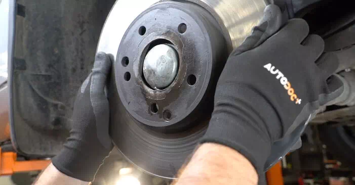 Mercedes W203 C 180 1.8 Kompressor (203.046) 2002 Remplacement des disques de frein: manuels d'atelier gratuits