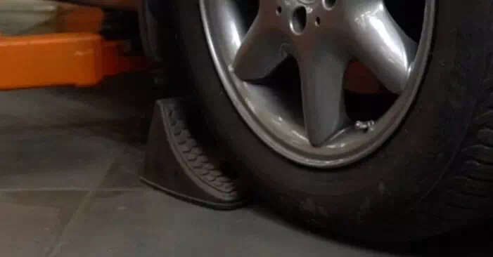 Comment remplacer les disques de frein d'une MERCEDES-BENZ Classe C Berline (W203) C 220 CDI 2.2 (203.006) 2001 - Manuels et guides vidéo étape par étape