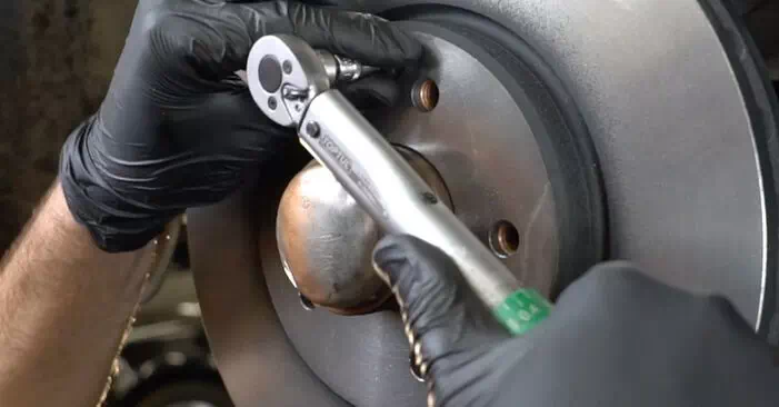 Mercedes W203 C 180 1.8 Kompressor (203.046) 2002 Remplacement du bras de suspension: manuels d'atelier gratuits