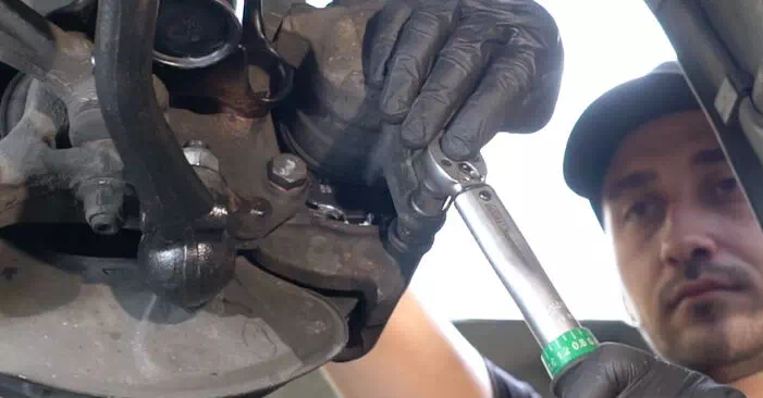 Le changement de bras de commande sur Mercedes W203 2000 ne sera pas un problème si vous suivez ce guide illustré étape par étape