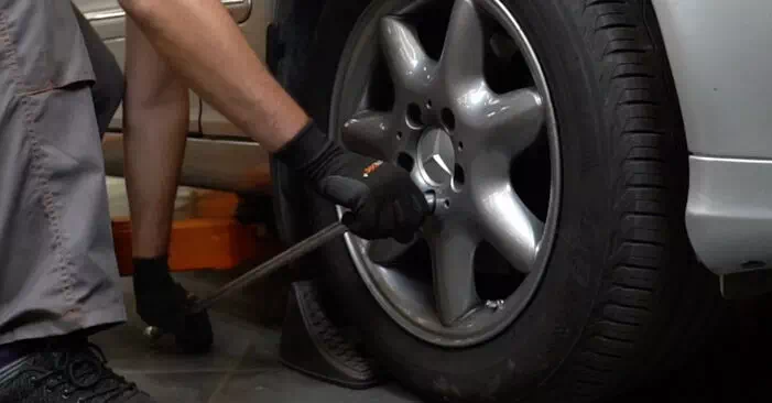 Метод замены рычага подвески Mercedes-Benz C-Класс седан (W203) C 220 CDI 2.2 (203.006) 2001 - пошаговое руководство и видеоинструкция