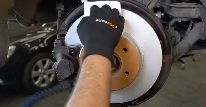 Remplacement du bras de commande sur Mercedes W203 2002 C 220 CDI 2.2 (203.006) par vous-même