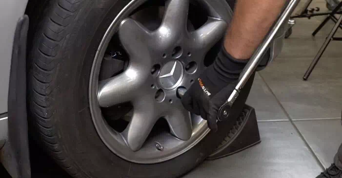 Le remplacement DIY du bras de suspension sur MERCEDES-BENZ Classe C Berline (W203) C 220 CDI 2.2 (203.008) 2006 n'est plus un problème avec notre tutoriel étape par étape