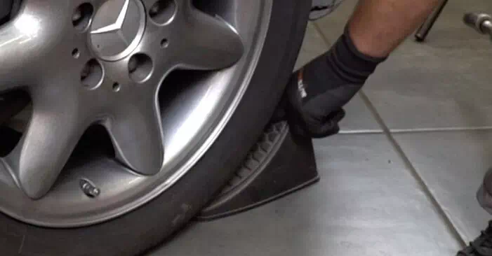 Comment retirer les disques de frein MERCEDES-BENZ CLASSE C C 200 CDI 2.2 (203.007) 2004 - Instructions en ligne faciles à suivre