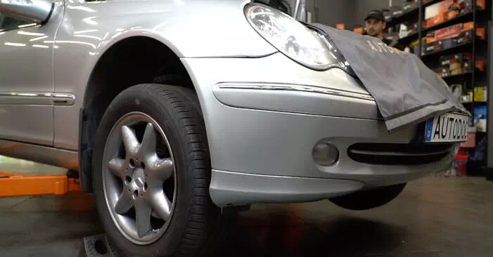 Замена рычага подвески Mercedes W203 C 180 1.8 Компрессор (203.046) 2002: бесплатное руководство для мастерской