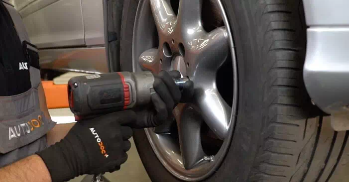 Как самостоятельно заменить рычаг подвески Mercedes-Benz C-Класс седан (W203) C 200 CDI 2.2 (203.004) 2003