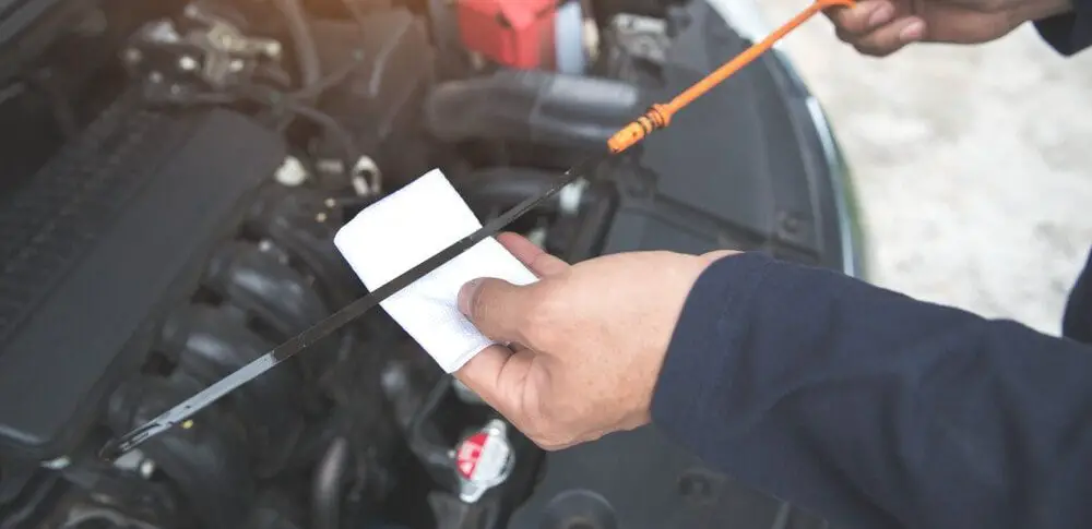 Vérifier le niveau d'huile moteur