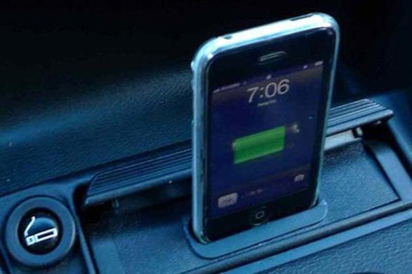 un iphone assis dans une fente pour cendrier