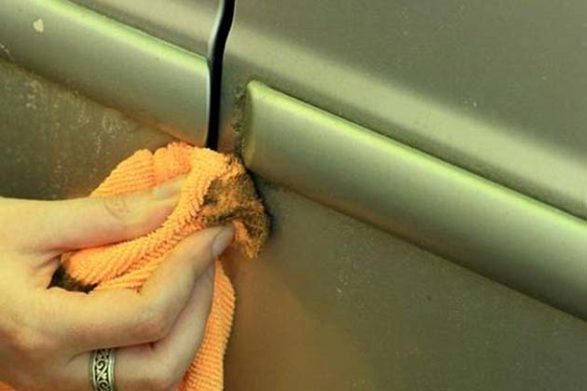 染みを除去するためにマヨネーズで車の外側を拭く布