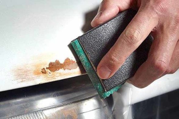 racler la rouille d'une voiture