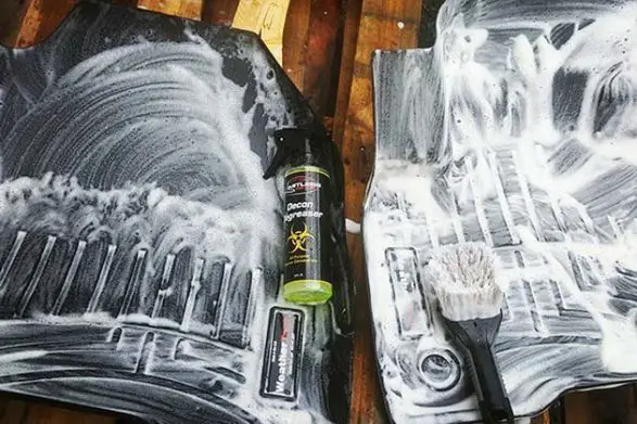 石鹸で覆われたフロアマット