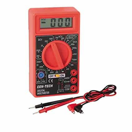 Multimeter zum Testen einer Autobatterie