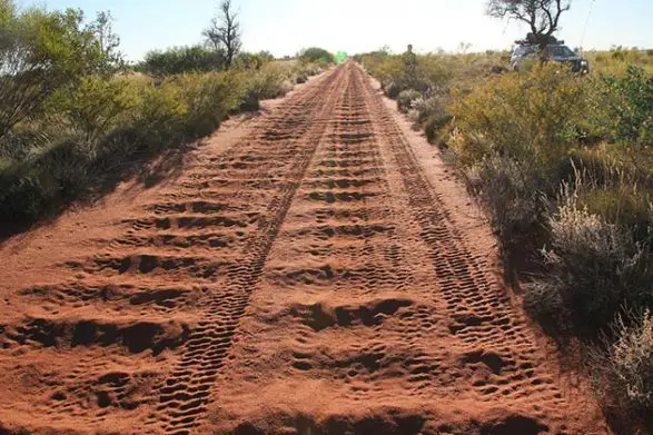 Le chemin de terre de la route des conserves en Australie
