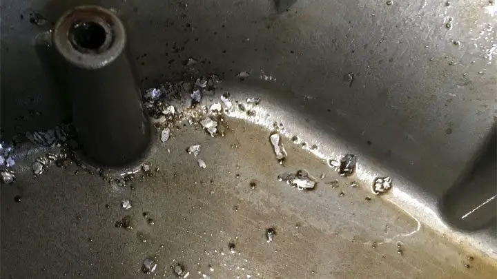 virutas de metal en el aceite