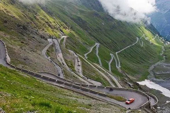 Le sentier de montagne venteux de la route Patiopoulo perdikaki en Grèce