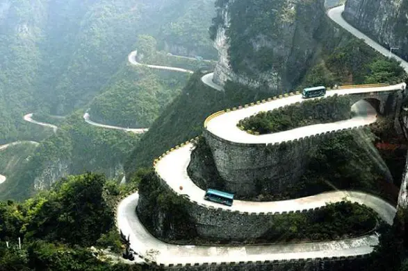 la route à 99 virages de la montagne tianmen s'enroule autour d'elle-même
