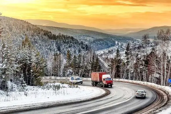 Une scène hivernale dangereuse le long de la route transsibérienne en Russie