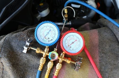 Ablesen der Druckwerte an einer Klimaanlage