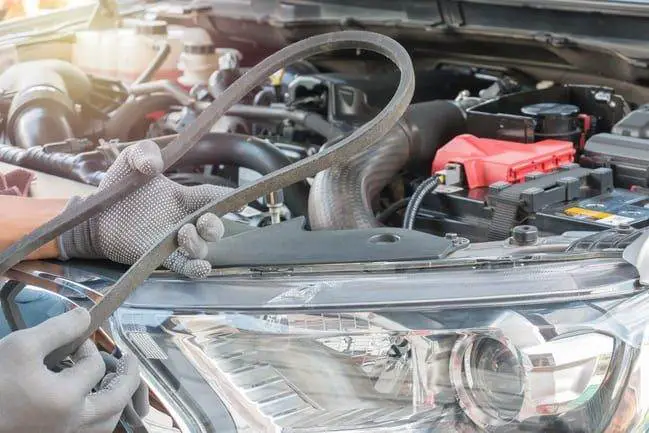 Puis-je remplacer l'alternateur/la courroie serpentine moi-même ?