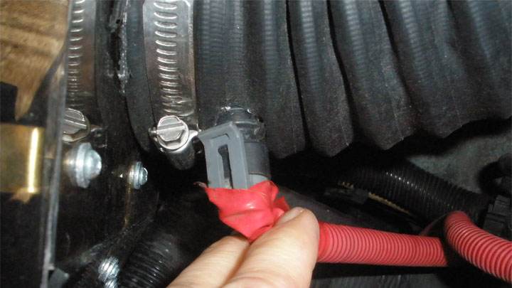 Расположение датчика температуры всасываемого воздуха в моторном отсеке