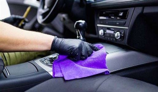 Limpiar el interior del coche para que esté brillante y duradero