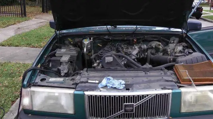 Mecánico sosteniendo una bujía