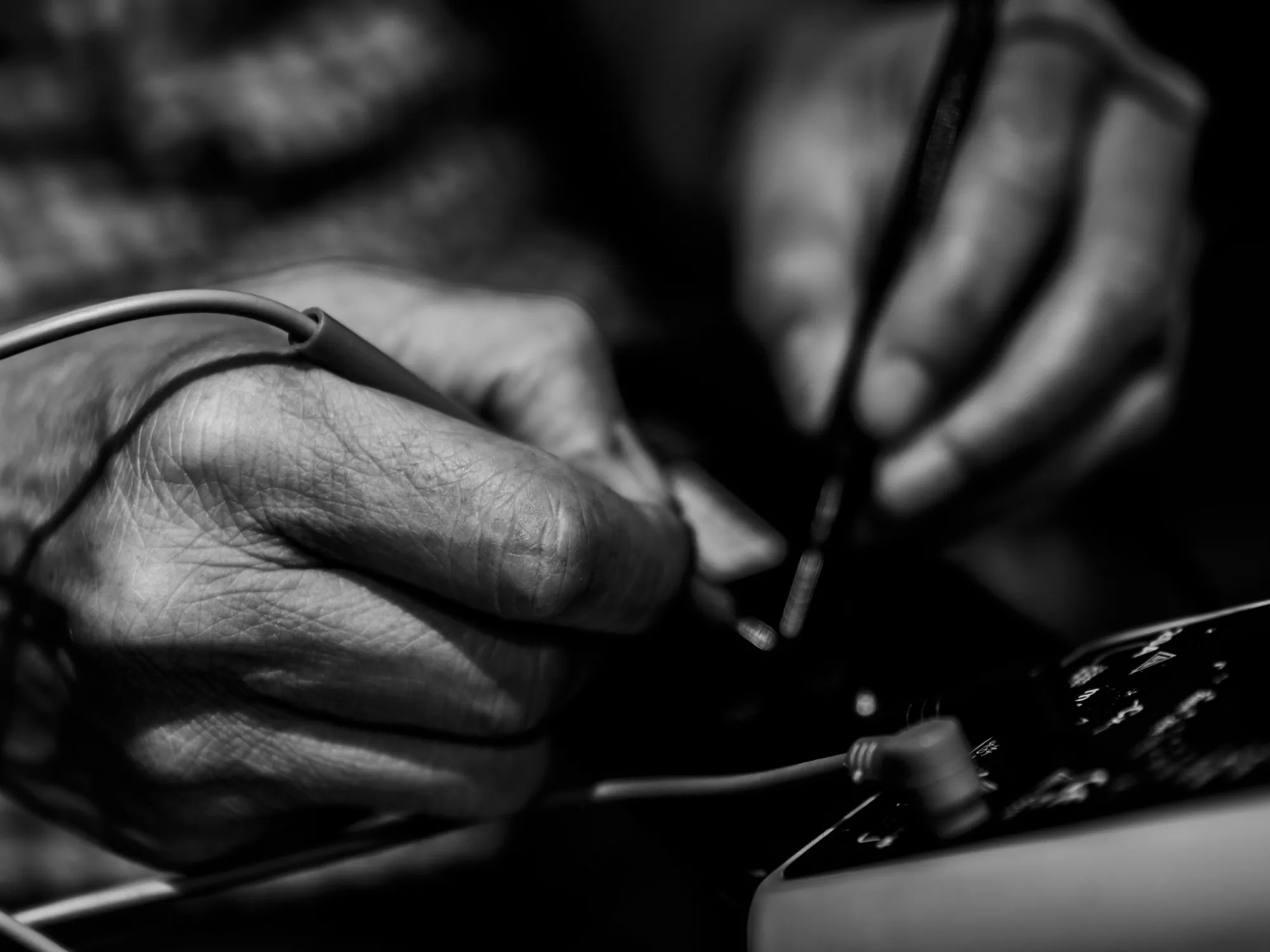 Мультиметр, используемый для поиска короткого замыкания в электрической системе автомобиля.