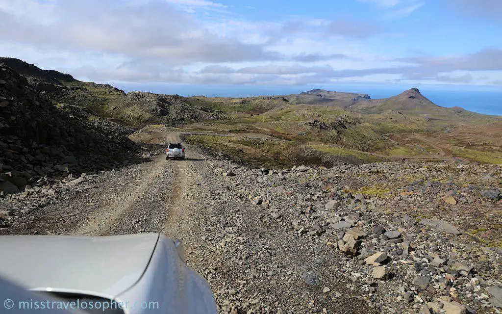 Conducir por caminos en mal estado provoca un mal ruido en los rodamientos de la rueda.