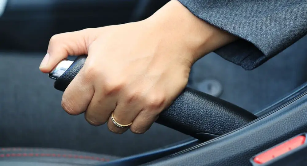 tirer le frein de stationnement