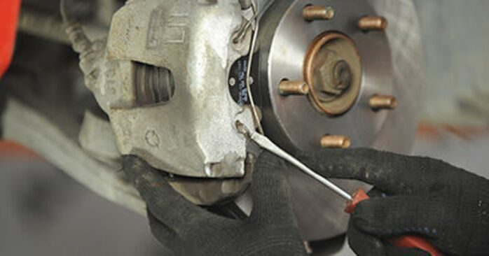 Changer les plaquettes de frein sur MAZDA 3 (BK) 2.3 MPS Turbo 2006 par vous-même