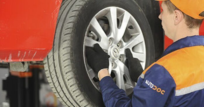 Comment remplacer les plaquettes de frein MAZDA 3 (BK) 1.6 2004 - Manuels étape par étape et guides vidéo