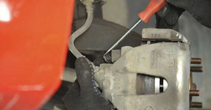 Comment retirer des plaquettes de frein MAZDA 3 1.4 2007 - Instructions en ligne faciles à suivre