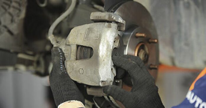 Besoin de savoir comment renouveler les plaquettes de frein sur MAZDA 3?  Ce manuel d'atelier gratuit vous aidera à le faire vous-même