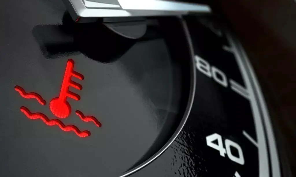 le voyant rouge du liquide de refroidissement s'allume au démarrage de la voiture