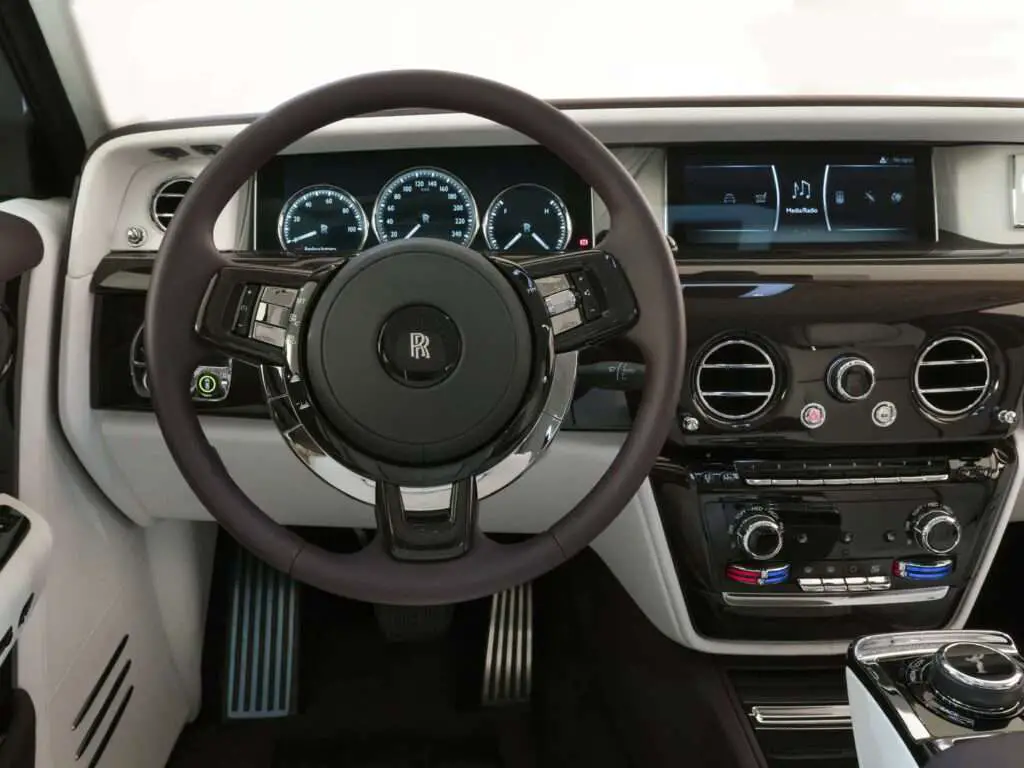 Persona revisando la caja de fusibles de un coche para reparar el encendedor