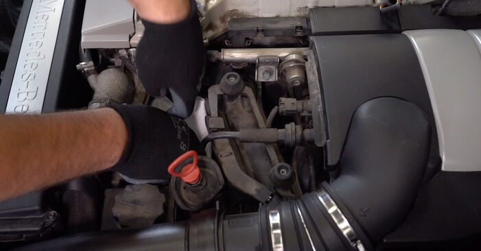 Защита корпуса фильтра салфеткой на Mercedes W203