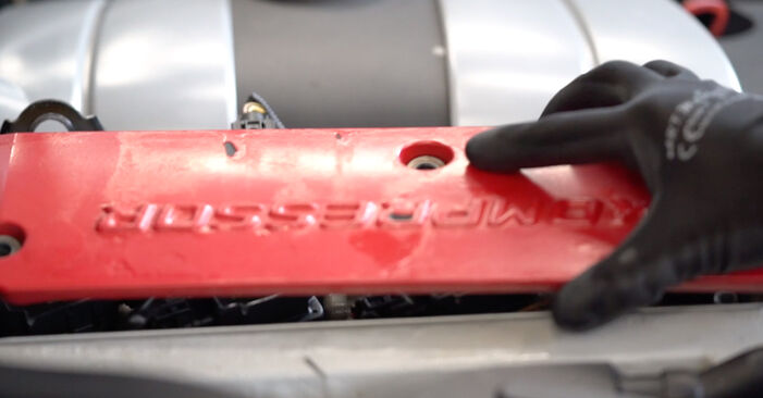 Снятая крышка двигателя Mercedes