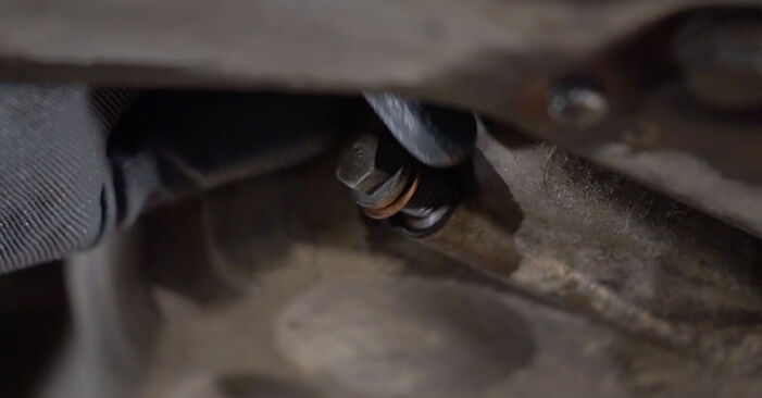 Очистка области сливного отверстия поддона Mercedes W203