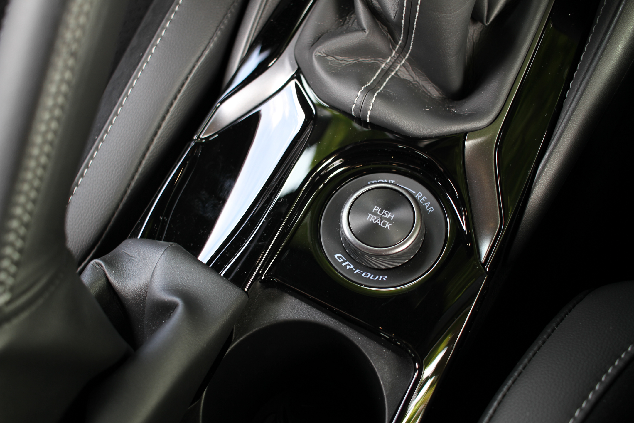 Селектор GR-Four в Toyota GR Corolla 2023 года