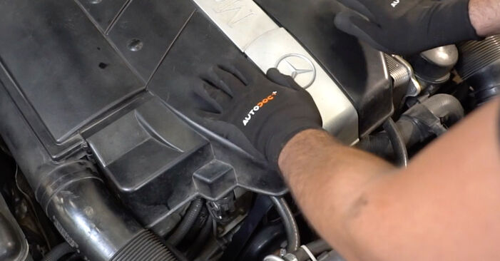 Установка кожуха двигателя Mercedes W203