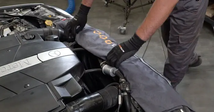 Снятие защиты крыла Mercedes W203