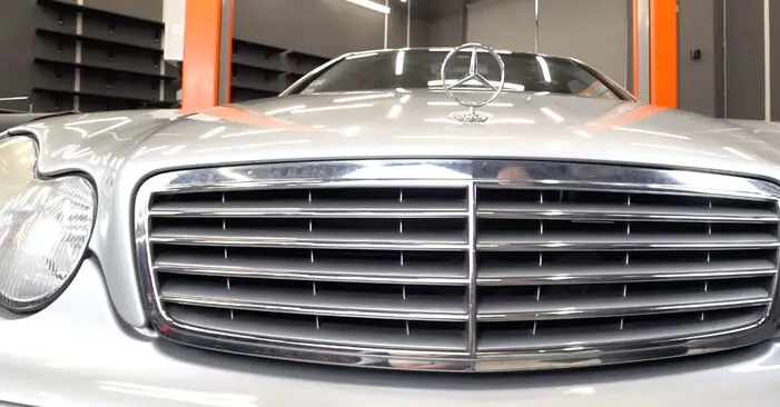 Закрытие капота Mercedes W203