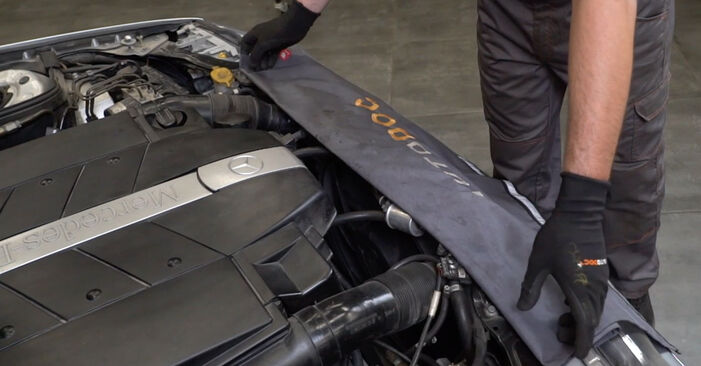 Замена поликлинового ремня на MERCEDES-BENZ W203 - Защита крыла