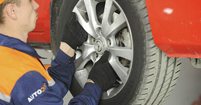 MAZDA 3 (BK) 1.6 2004年式のコントロールアーム交換方法 - ステップバイステップマニュアルとビデオガイド