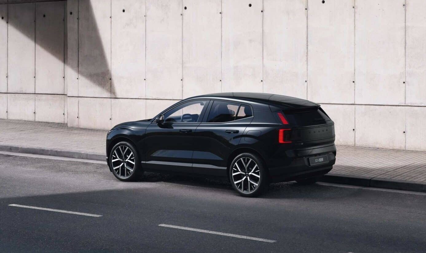 Volvo EX30 Black Edition черная версия